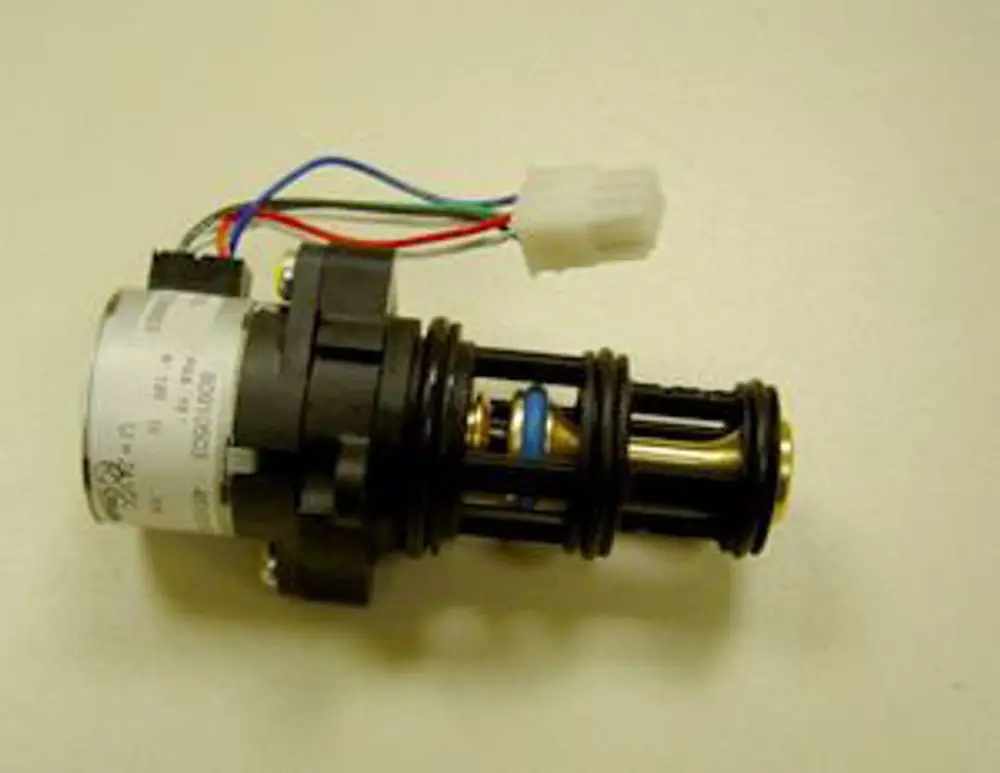Remeha Ventil mit drei Anschlüssen, elektrisch gesteuert, zur Regelung von Heizungsflüssigkeit. Sichtbare Kabelverbindung und mechanische Teile zur Montage.